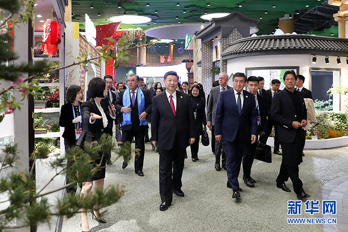 習近平和彭麗媛同出席2019年中國北京世界園藝博覽會的外方領(lǐng)導(dǎo)人夫婦共同參觀園藝展